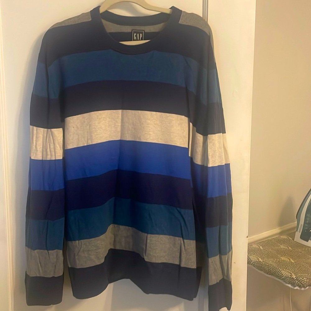 EUC Men’s striped Gap sweater